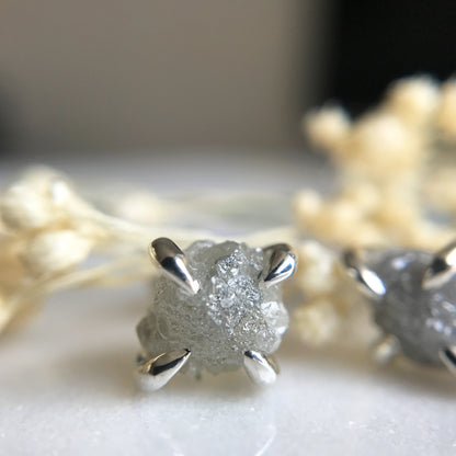 Orecchini a griffe con diamante grezzo