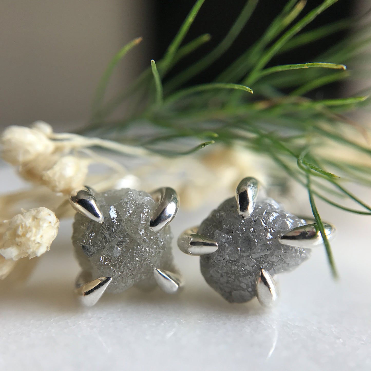 Orecchini a griffe con diamante grezzo