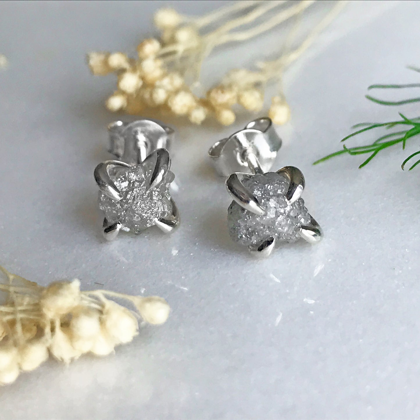 Orecchini a griffe con diamante grezzo